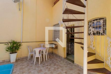 Casa à venda com 300m², 5 quartos e 6 vagas Casa à venda com 300m², 5 quartos e 6 vagasPiscina