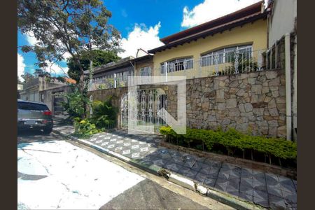 Casa à venda com 300m², 5 quartos e 6 vagas Casa à venda com 300m², 5 quartos e 6 vagasFachada