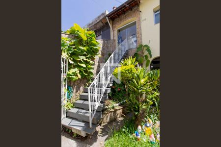 Casa à venda com 300m², 5 quartos e 6 vagas Casa à venda com 300m², 5 quartos e 6 vagasEscada Entrada