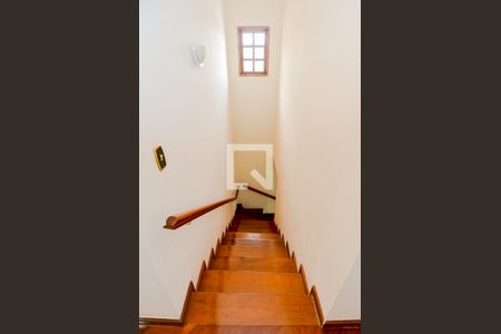 Casa à venda com 275m², 3 quartos e 3 vagasEscada Sala/Quartos 