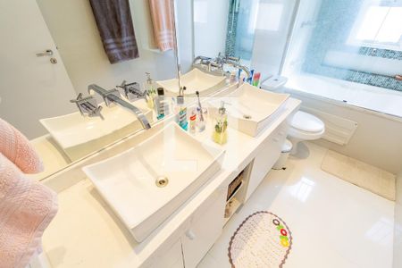 Apartamento à venda com 141m², 3 quartos e 2 vagas Apartamento à venda com 141m², 3 quartos e 2 vagasBanheiro da Suíte 1