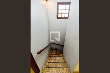 Casa à venda com 100m², 3 quartos e 2 vagasEscada Sala/Quartos 