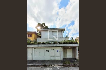 Casa à venda com 350m², 4 quartos e 7 vagas Casa à venda com 350m², 4 quartos e 7 vagasFachada