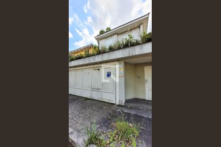 Casa à venda com 350m², 4 quartos e 7 vagas Casa à venda com 350m², 4 quartos e 7 vagasFachada