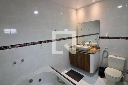 Casa à venda com 340m², 4 quartos e 3 vagas Casa à venda com 340m², 4 quartos e 3 vagasBanheiro da Suíte 1