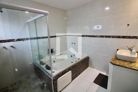 Casa à venda com 340m², 4 quartos e 3 vagas Casa à venda com 340m², 4 quartos e 3 vagasBanheiro da Suíte 1