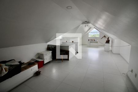 Casa à venda com 340m², 4 quartos e 3 vagas Casa à venda com 340m², 4 quartos e 3 vagassótão