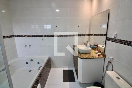 Casa à venda com 340m², 4 quartos e 3 vagas Casa à venda com 340m², 4 quartos e 3 vagasBanheiro da Suíte 1