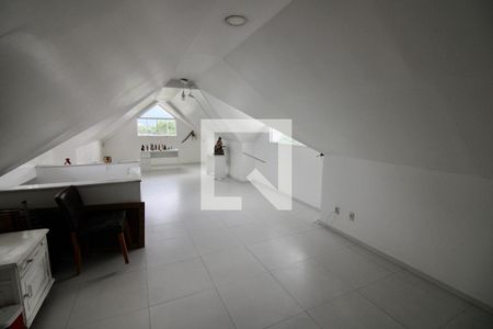 Casa à venda com 340m², 4 quartos e 3 vagas Casa à venda com 340m², 4 quartos e 3 vagassótão