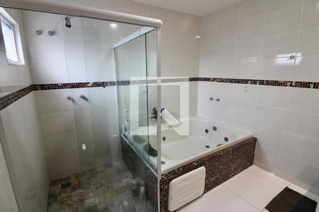 Casa à venda com 340m², 4 quartos e 3 vagas Casa à venda com 340m², 4 quartos e 3 vagasBanheiro da Suíte 1