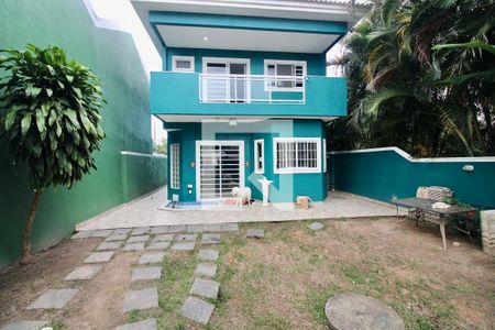 Casa à venda com 340m², 4 quartos e 3 vagas Casa à venda com 340m², 4 quartos e 3 vagasFrente Da Casa