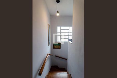 Casa à venda com 200m², 4 quartos e 2 vagas Casa à venda com 200m², 4 quartos e 2 vagasEscadas