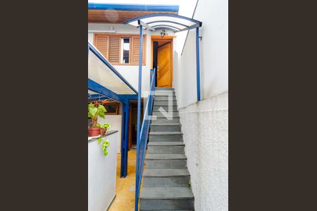 Casa à venda com 200m², 4 quartos e 2 vagas Casa à venda com 200m², 4 quartos e 2 vagasEscadas