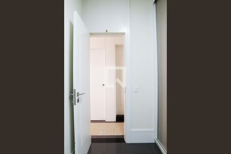 Apartamento à venda com 300m², 4 quartos e 3 vagas Apartamento à venda com 300m², 4 quartos e 3 vagasQuarto de Serviço