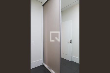 Apartamento à venda com 300m², 4 quartos e 3 vagas Apartamento à venda com 300m², 4 quartos e 3 vagasQuarto de Serviço