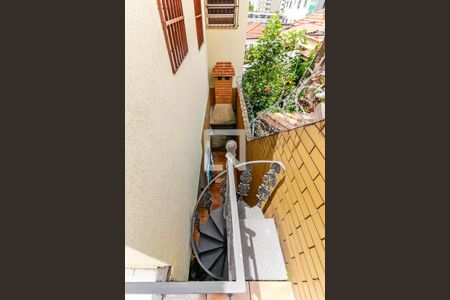 Casa à venda com 100m², 3 quartos e 2 vagas Casa à venda com 100m², 3 quartos e 2 vagasEscada de Acesso ao Terraço da Área de Serviço