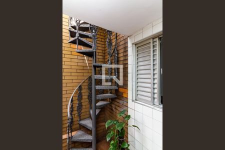 Casa à venda com 100m², 3 quartos e 2 vagas Casa à venda com 100m², 3 quartos e 2 vagasEscada de Acesso ao Terraço da Área de Serviço