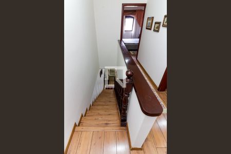 Casa à venda com 100m², 3 quartos e 2 vagas Casa à venda com 100m², 3 quartos e 2 vagasEscada de Acesso ao Piso Superior