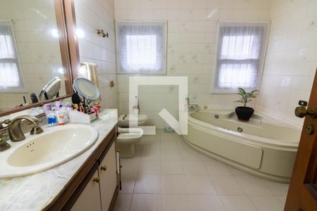 Casa à venda com 340m², 4 quartos e 4 vagasSuíte 1, banheiro 