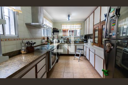 Casa à venda com 340m², 4 quartos e 4 vagasCozinha 