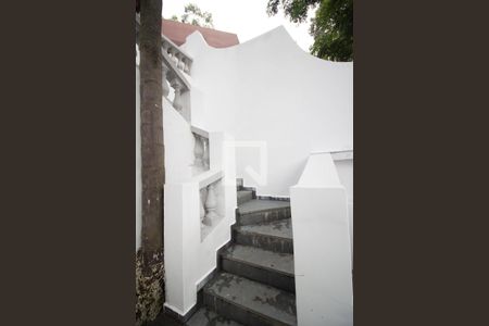 Casa à venda com 258m², 4 quartos e 2 vagas Casa à venda com 258m², 4 quartos e 2 vagasEscada