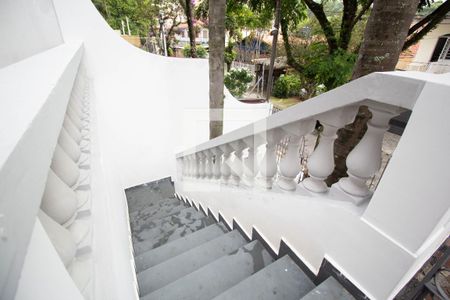 Casa à venda com 258m², 4 quartos e 2 vagas Casa à venda com 258m², 4 quartos e 2 vagasEscada