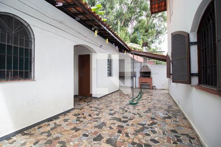 Casa à venda com 258m², 4 quartos e 2 vagas Casa à venda com 258m², 4 quartos e 2 vagasQuintal