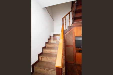 Casa à venda com 258m², 4 quartos e 2 vagas Casa à venda com 258m², 4 quartos e 2 vagasEscada