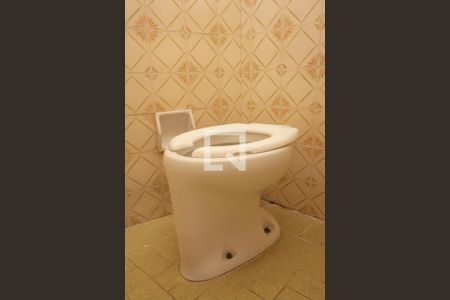 Casa à venda com 258m², 4 quartos e 2 vagas Casa à venda com 258m², 4 quartos e 2 vagasBanheiro de Serviço