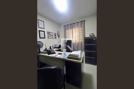 Casa à venda com 272m², 3 quartos e 6 vagasEscritório