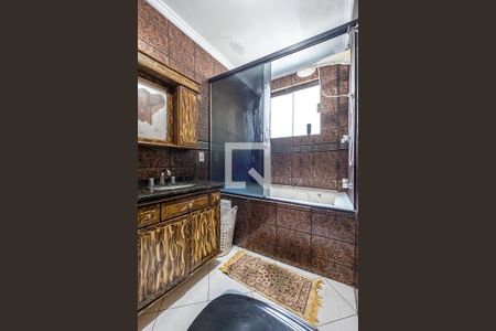 Casa à venda com 440m², 4 quartos e 4 vagas Casa à venda com 440m², 4 quartos e 4 vagasSuíte 3 - Banheiro