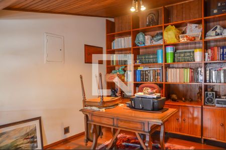 Casa à venda com 500m², 4 quartos e 6 vagas Casa à venda com 500m², 4 quartos e 6 vagasEscritório