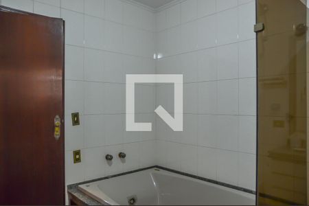 Casa à venda com 500m², 4 quartos e 6 vagas Casa à venda com 500m², 4 quartos e 6 vagasBanheiro da Suíte