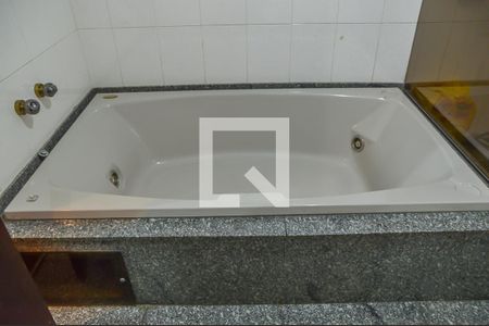 Casa à venda com 500m², 4 quartos e 6 vagas Casa à venda com 500m², 4 quartos e 6 vagasBanheiro da Suíte