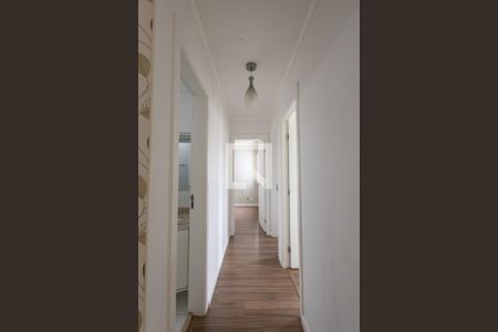 Corredor de apartamento para alugar com 3 quartos, 66m² em Guaiaúna, São Paulo
