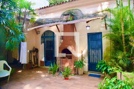 Casa à venda com 300m², 6 quartos e 2 vagas Casa à venda com 300m², 6 quartos e 2 vagasÁrea serviço