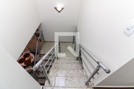 Casa à venda com 157m², 3 quartos e 3 vagas Casa à venda com 157m², 3 quartos e 3 vagasEscada de Acesso ao Piso Superior
