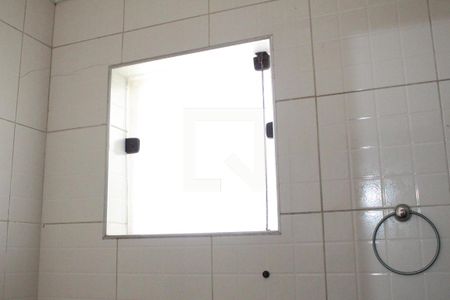 Casa à venda com 398m², 3 quartos e 4 vagasDetalhe - banheiro da dependência de empregada - janela