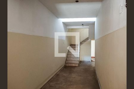 Apartamento à venda com 49m², 2 quartos e sem vaga Apartamento à venda com 49m², 2 quartos e sem vagaEscada