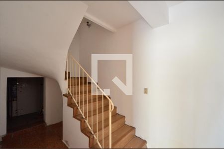 Casa à venda com 240m², 3 quartos e 3 vagasEscada