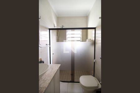 Casa à venda com 248m², 5 quartos e 6 vagasBanheiro casa 2