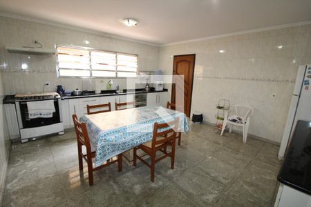 Casa para alugar com 230m², 2 quartos e 2 vagasCozinha