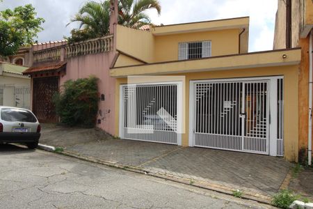 Casa para alugar com 230m², 2 quartos e 2 vagasFachada