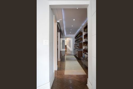 Apartamento à venda com 350m², 3 quartos e 4 vagasCorredor íntimo