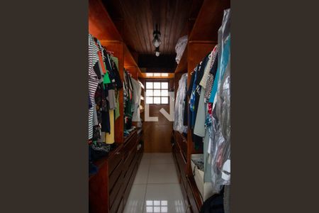 Casa à venda com 370m², 5 quartos e 3 vagas Casa à venda com 370m², 5 quartos e 3 vagasCloset da Suíte 2