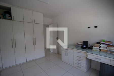 Casa à venda com 370m², 5 quartos e 3 vagas Casa à venda com 370m², 5 quartos e 3 vagasQuarto 2