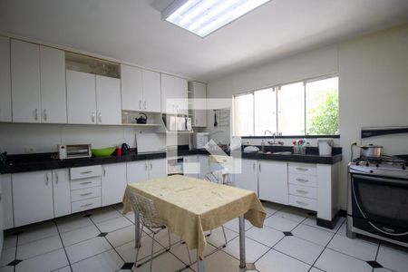 Casa à venda com 370m², 5 quartos e 3 vagas Casa à venda com 370m², 5 quartos e 3 vagasCozinha
