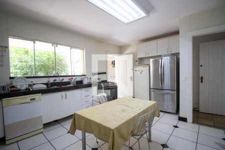 Casa à venda com 370m², 5 quartos e 3 vagas Casa à venda com 370m², 5 quartos e 3 vagasCozinha