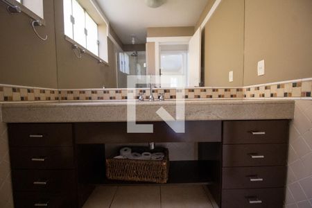 Casa à venda com 370m², 5 quartos e 3 vagas Casa à venda com 370m², 5 quartos e 3 vagasBanheiro Social