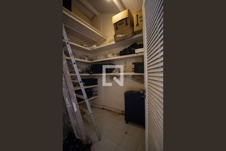 Casa à venda com 370m², 5 quartos e 3 vagas Casa à venda com 370m², 5 quartos e 3 vagasDepósito